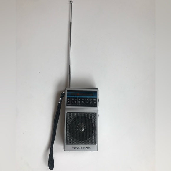 Vintage Realistic Portable AM/FM Radio - Silver. Runs well-battery not included. - Picture 1 of 7